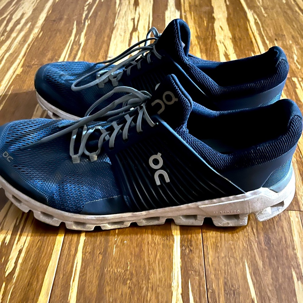 Mens ON CLOUD running shoes- slightly used.
